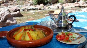 piatto cibo e thè marocchino