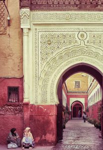 strada con arco d'ingresso a Marrakech